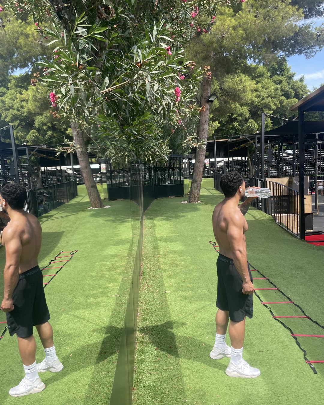 Coach Alsaady tar en vannpause under utendørs trening
